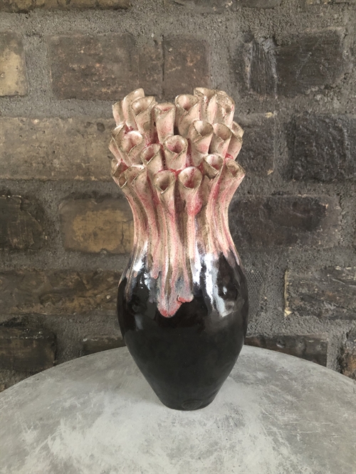 Skulpturel keramik vase af Lotte Overgaard